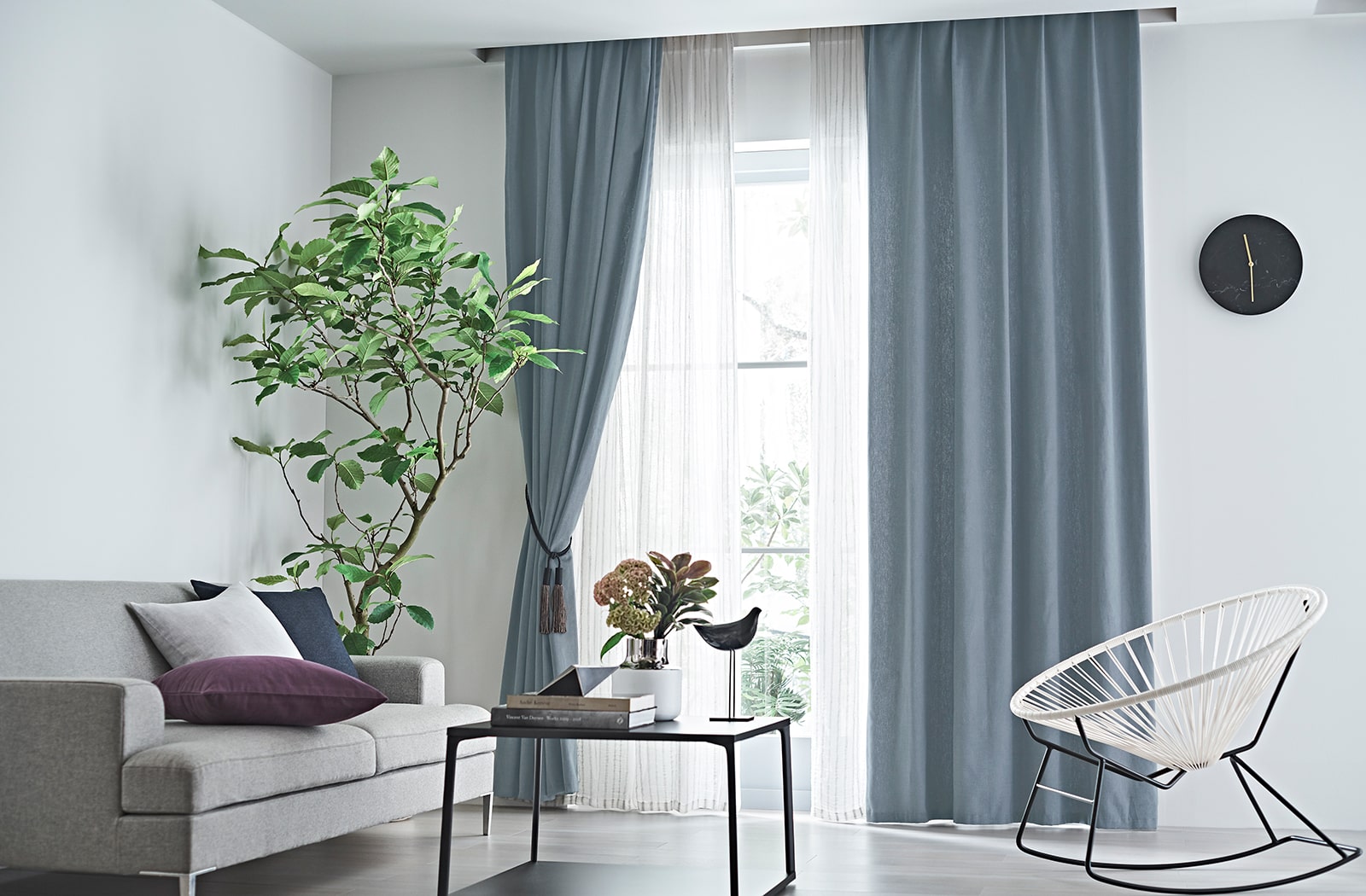 青色のカーテンで集中力アップ！ ブルーを使ってお部屋をおしゃれに