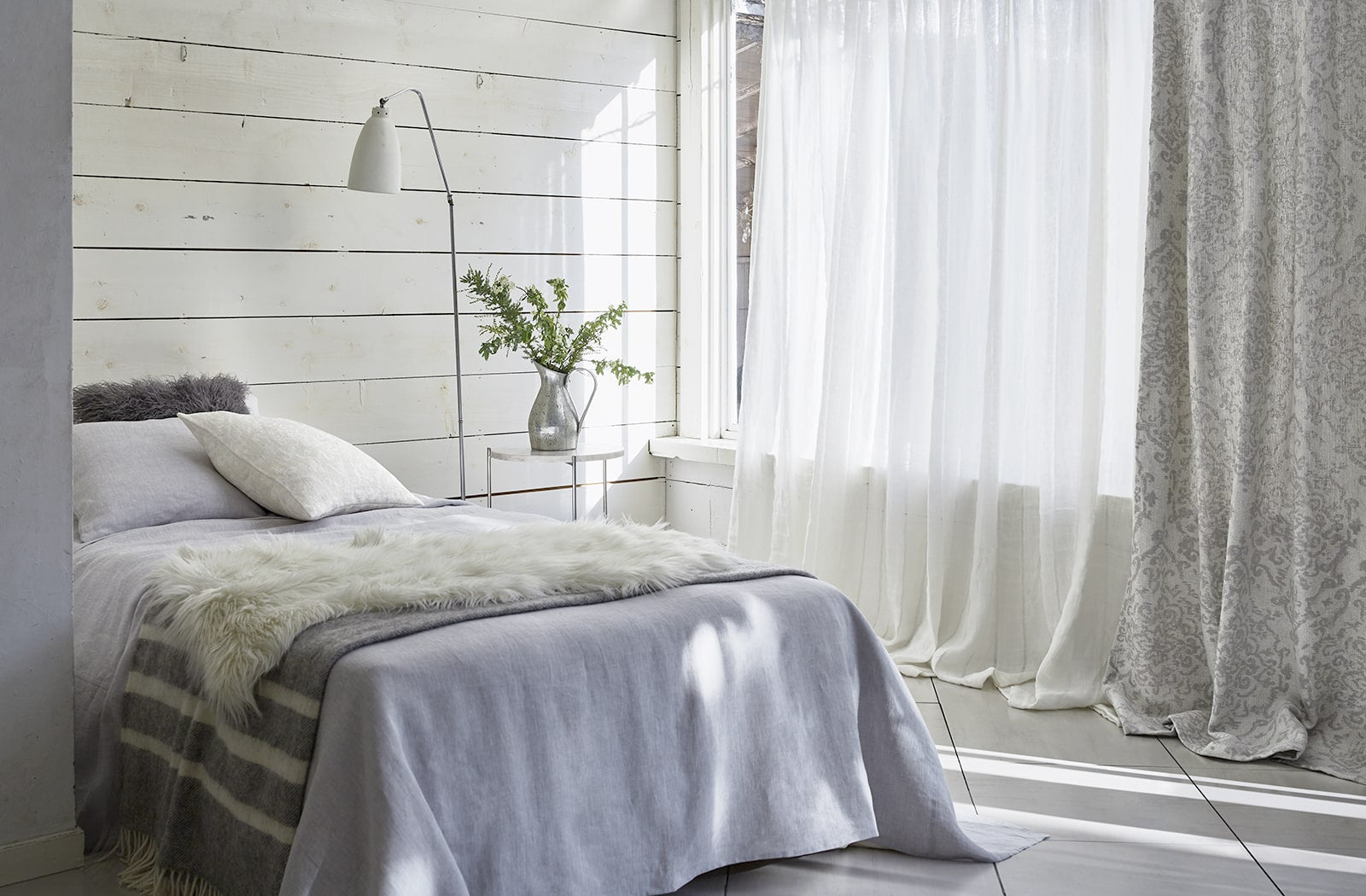 さりげないストライプ柄のレースカーテン「フラッフィーストライプ