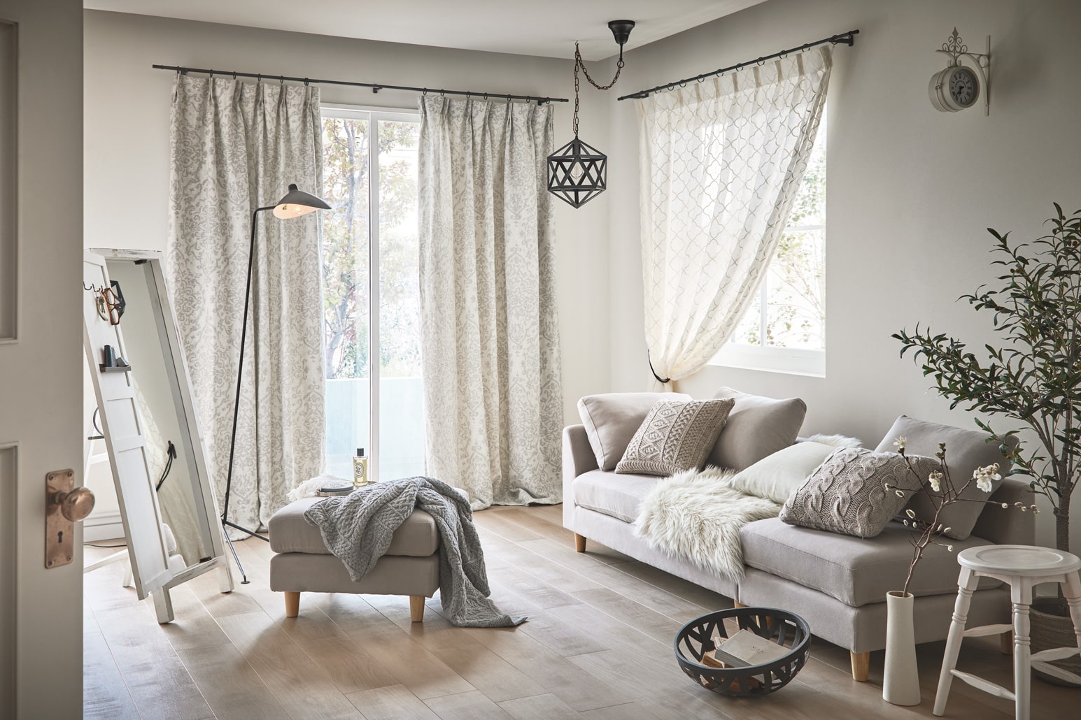 ホワイトカラーを主役にした優しい空間 – WARDROBE sangetsu