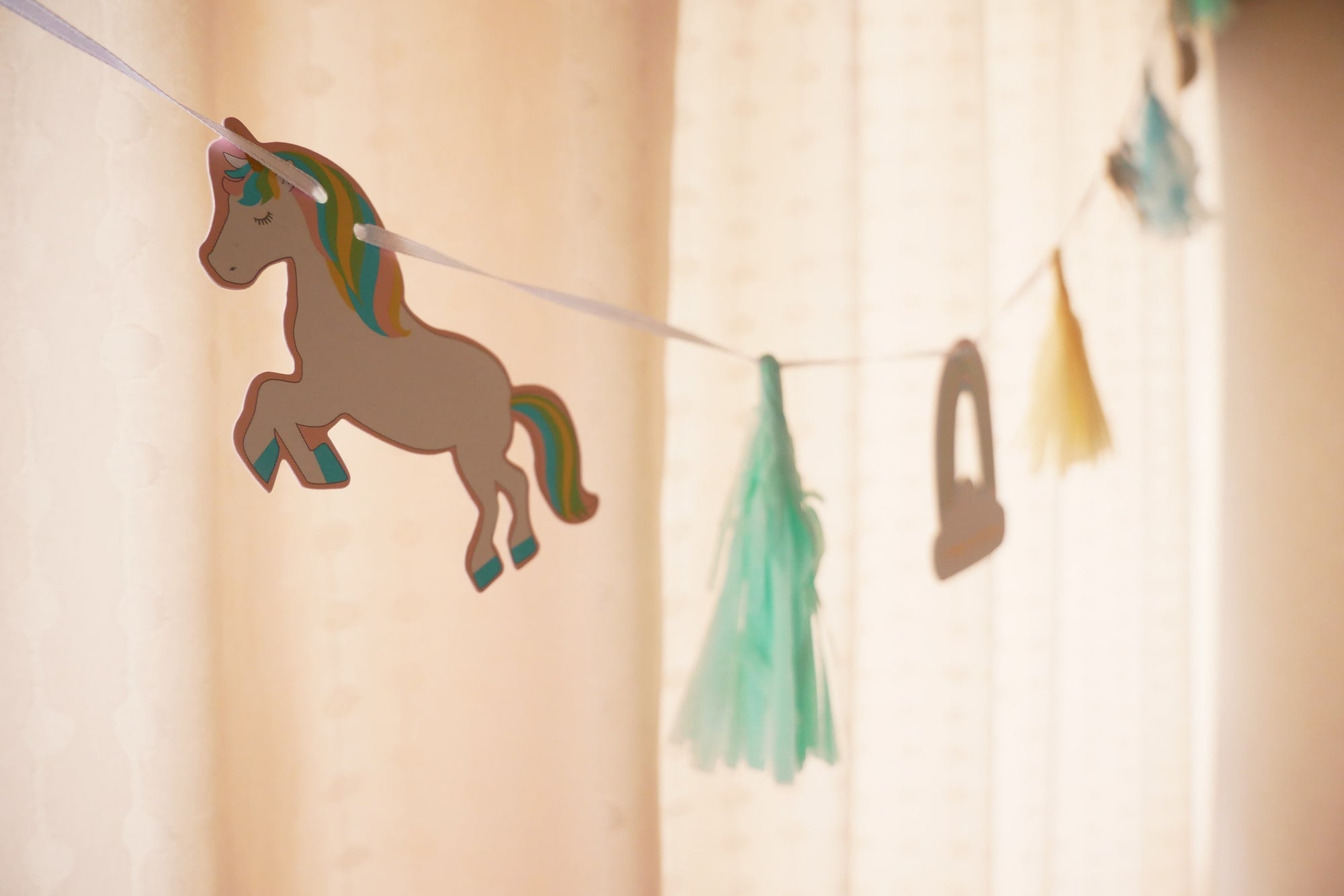 おしゃれで機能的な子ども部屋向けカーテンを紹介！深い眠りや集中力を