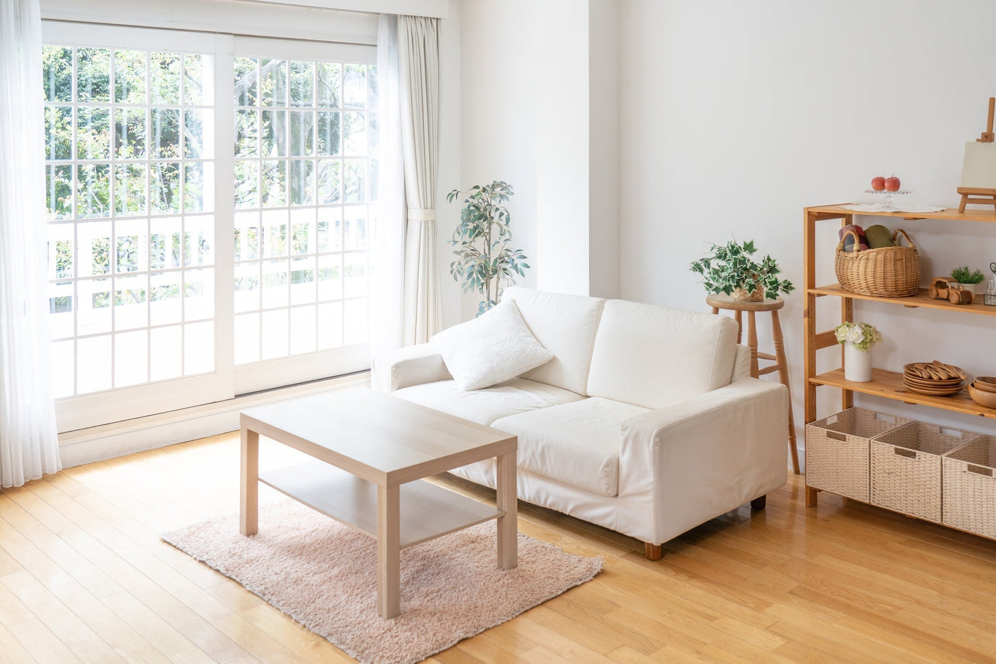 アイボリーのソファが置かれたリビングの写真