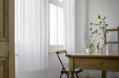 カーテンにカビが生える原因とは？ カビの落とし方と予防法をご紹介