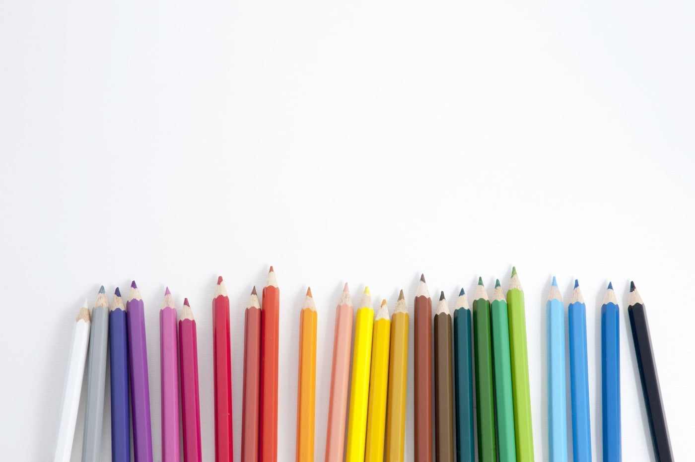 さまざまなカラーの色鉛筆の写真